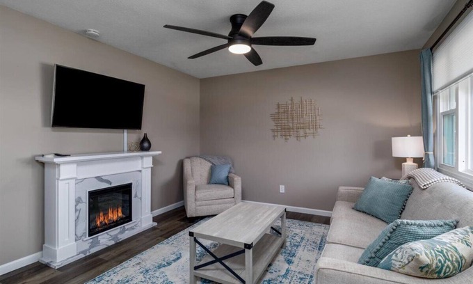 Vermilion Cabaña | 1 Mile to Lake, CLEAN, Private Yard, Fireplace, Memory Foam, Parking, Netflix