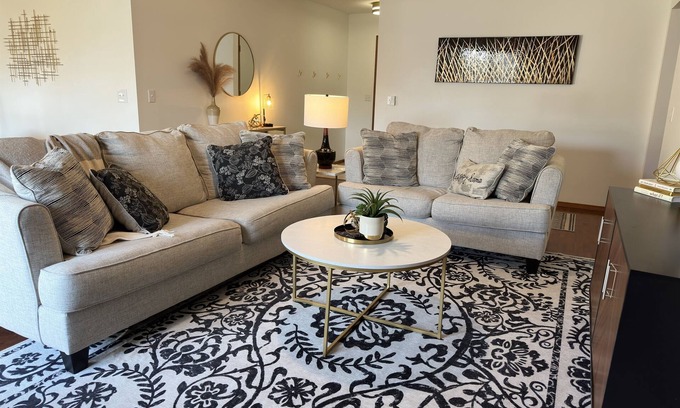 Bolivar Casa | 1 Mile Walk to SBU! Convenience and comfort meet!