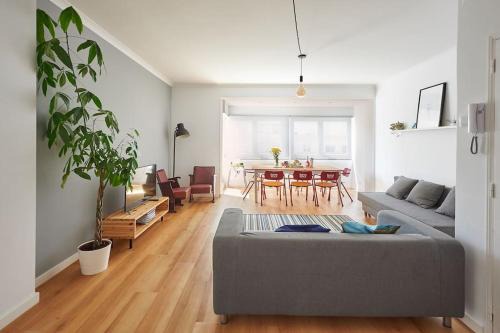 Carcavelos Apartamento | 1 min to the beach - perfect for 6 guests