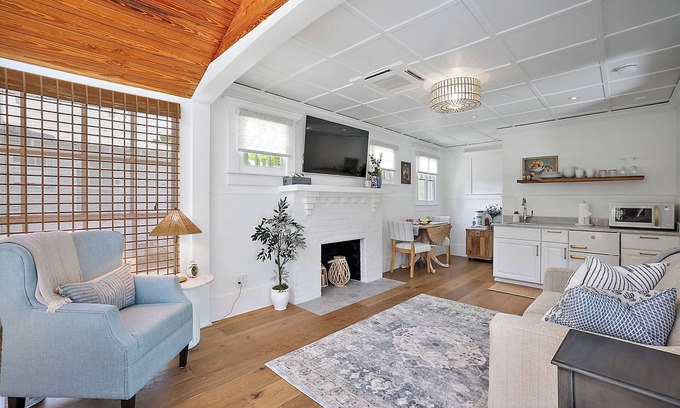 Mount Dora Casa | 1 min walk to Downtown! Outdoor Patio! 5 star luxury! Golf Cart Rental!