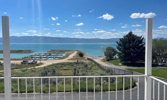 Dingle Cabina | 1-Min Walk to Private Beach, Lake Views, Pickleball, Gated Community!