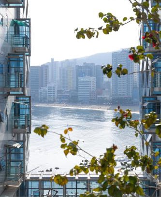 Suyeong-Gu Apartamento | 1 minute to the beach! Free parking! Sauna and gym