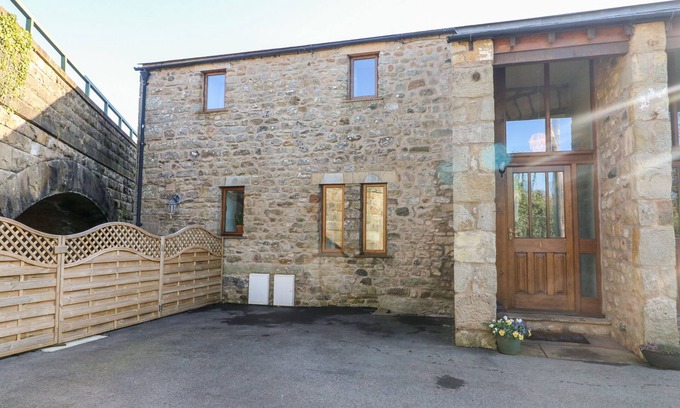 Carnforth Cabaña | 1 NETHERBECK BARN, pet friendly, with a garden in Carnforth