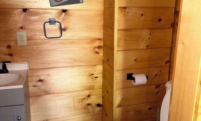 Robbinsville Cabina | 1 Room Cabin- " The Garage"