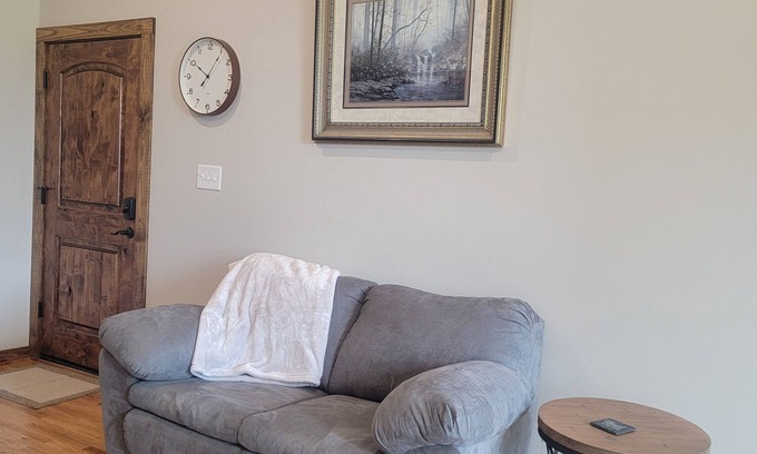 Stokes Apartamento | 1 Room Studio Apartment-walking distance to coffee shop, restaurants, bars, etc!