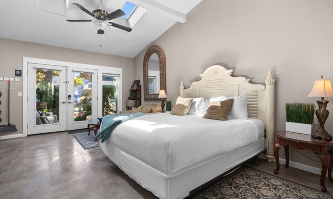 Downtown Cannon Beach Condominio | 1 Sandals Spa Suite: Intimate Getaway | Steps to Beach | Dog-Friendly