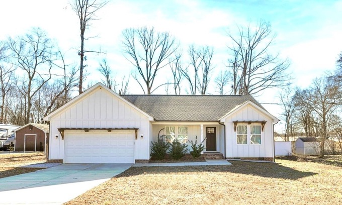 Harrisburg Casa | 1 story fenced backyard mins from UNCC & speedway