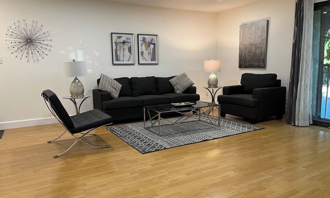 Downtown Apartamento | 1. Superb 2-bd 2-bth Apartment in City Center