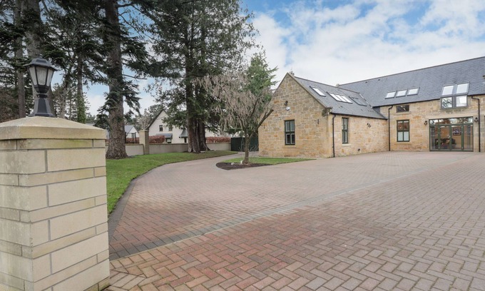 Elgin Casa | 1 THE COACH HOUSE, pet friendly, with hot tub in Elgin