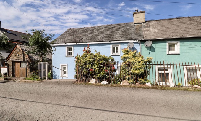 Rosebush Cabaña | 1 THE TERRACE, pet friendly, with open fire in Newport, Pembrokeshire