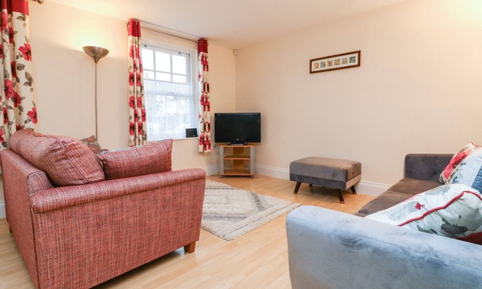 Minehead Cabaña | 1 TREGONWELL COURT, pet friendly, country holiday cottage in Minehead
