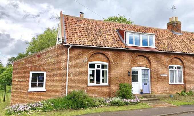 Lowestoft Cabaña | 1 TUNNS COTTAGES, RUSHMERE, NR BECCLES, pet friendly in Beccles