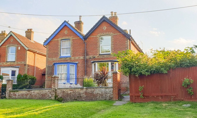 Freshwater Cabaña | 1 WILLOW COTTAGES, pet friendly, with a garden in Freshwater