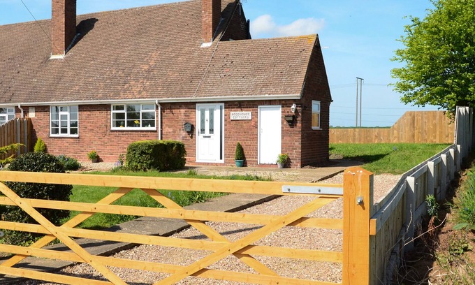 Arnold Cabaña | 1 Woodhouse Cottages