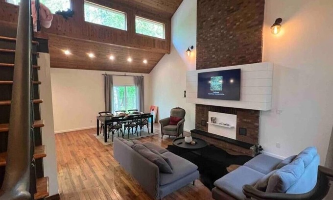 Swan Lake Casa | 10 Acres of Private Woodlands…where happy happens.