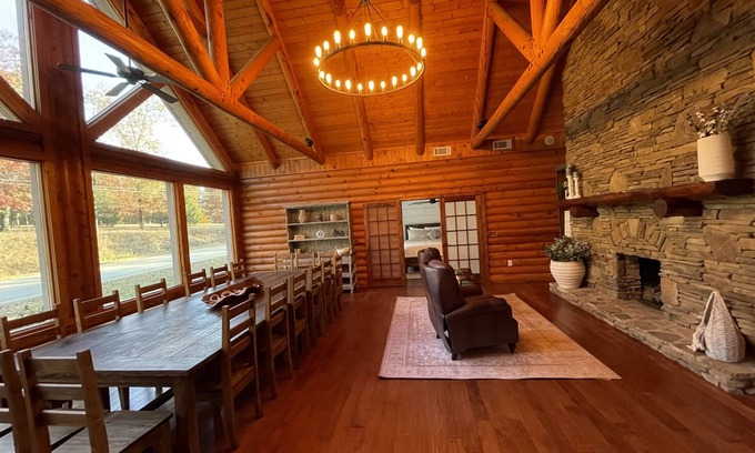 Dahlonega Cabina | 10 bdrm Cabin Lodge with Hot Tub, Grill & Firepit 10 mins from the Dahlonega Sq.