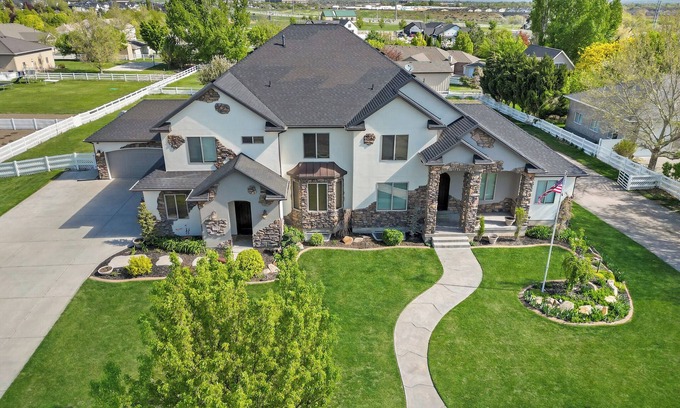 Riverton Casa | 10 Bedroom Luxury Home with Gym and Theatre Room