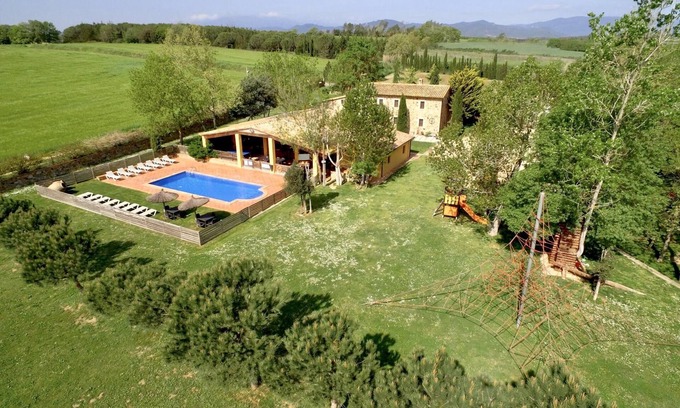 Sils Villa | 10 Habitaciones|33personas|Pista de Tennis, Campo de Fútbol, BBQ|45min de BCN