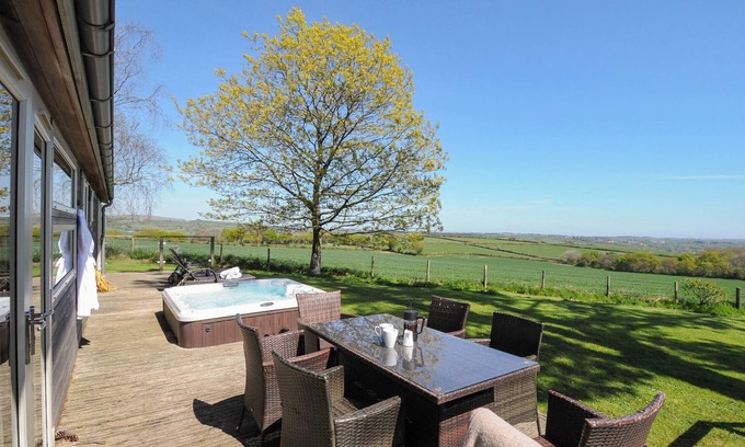 Dobwalls Cabaña | 10 FARAWAY FIELDS, luxury holiday cottage, with hot tub in Dobwalls