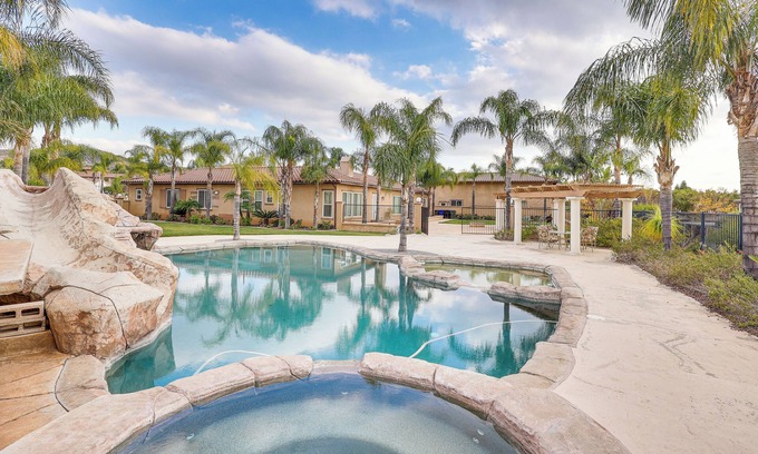 Alessandro Heights Apartamento | 10 Mi to Dtwn: Riverside Triplex w/ Pool