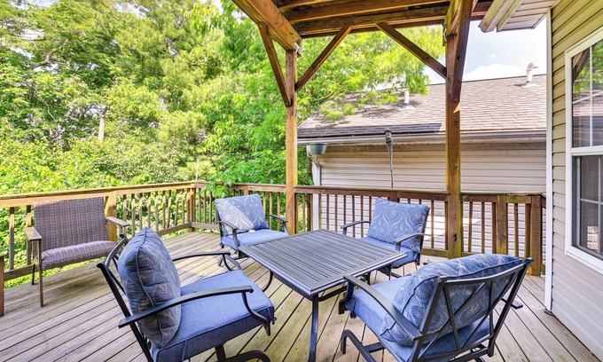 Lexington Casa | 10 Mi to Keeneland: Family Home w/ Deck & Yard