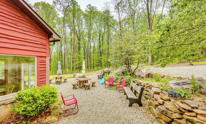 Normalville Cabina | 10 Mi to Mtn Resort: Normalville Cabin w/ Balcony!