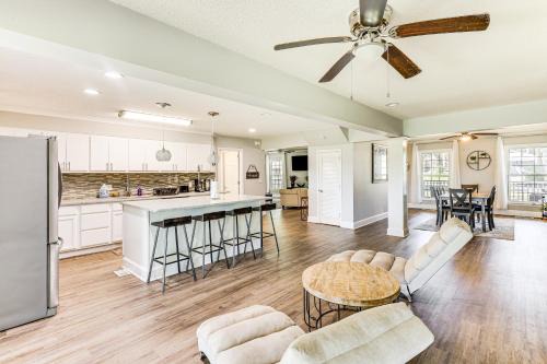 Country Club Estates Casa | 10 Mi to St Simons Island Home with Screened Porch