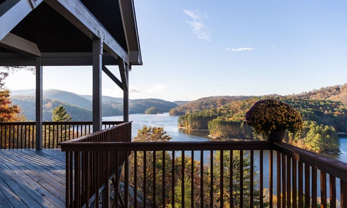 Glenville Casa | 10-min. drive to Cashiers. Scenic lake and mountain range vistas.