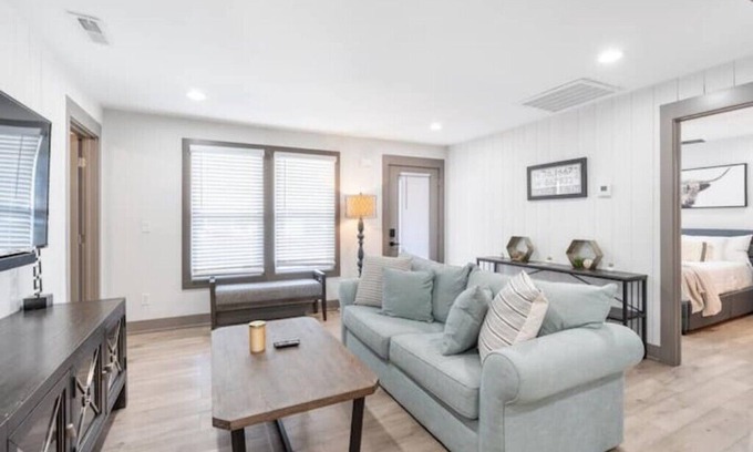 Woodbine Casa | 10 min from Broadway/Airport!