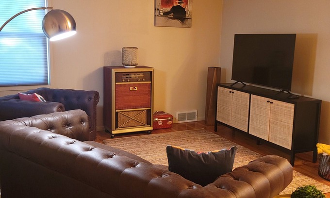 Lincoln Cabaña | 10 min from Downtown Lincoln! Attractive & Modern. Lots of space & toddler trim.