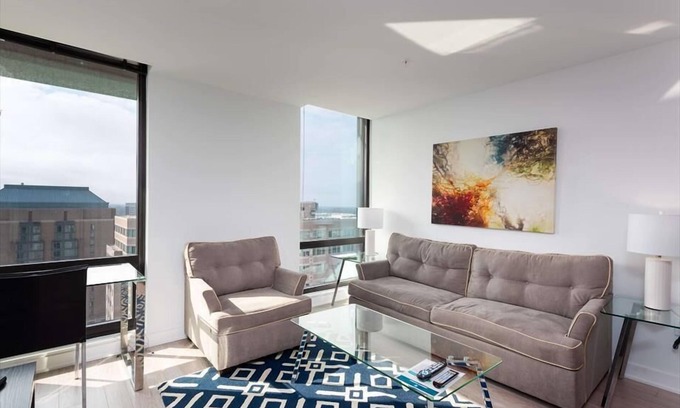 Reston Apartamento | 10 min from WA Dulles Airport | Pet Friendly w/ Pet care | nr DC