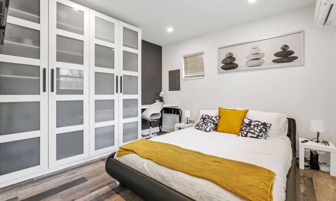 Near East Columbus Casa | 10 Min to Airport | Modern | Workspace | Unit D