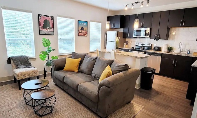 Westside Condominio | 10 min to Georgia Aquarium Mercedez Benz Stadium State Farm Arena Free Parking