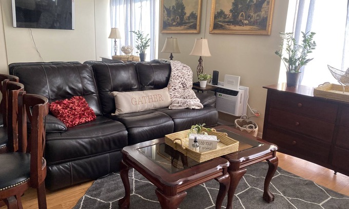 Rosemont Condominio | 10 min walk to Stevenson Convention Center