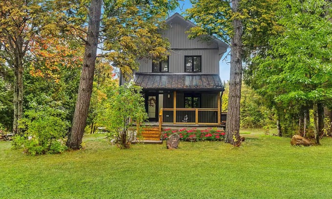 Whitney Casa | 10 Mins to Algonquin, Hot tub, Games