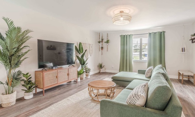 Vero Beach South Casa | 10 Mins to Beach - 2BR Private Pool + Grill