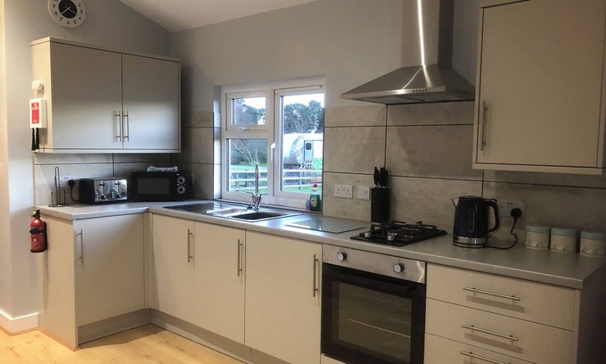 Bury St Edmunds Cabina | 10 Mins to Bury St Edmunds, Lovely Adults-only Lodge on Kings Forest, West Stow