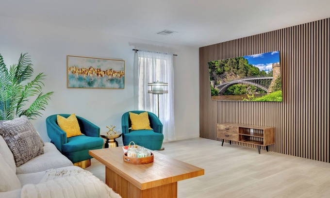 Arden Casa | 10 mins to Strip! Spacious 4B/3B 2-Story Home 1st Floor Bedroom & Full Bath