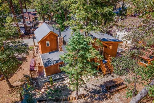 Upper Moonridge Casa | 10 Mins to the Lake Hot Tub Game Room Modern Cabin Bearpaw by AvantStay