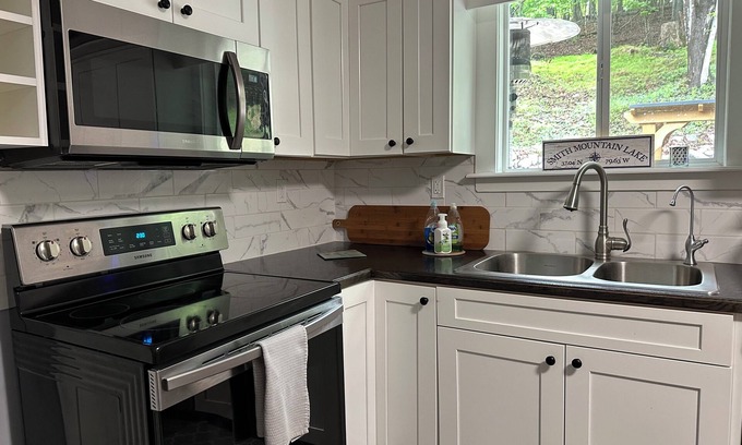Moneta Casa | 10-minute drive from the shores of Smith Mountain Lake! Lakehouse with hot tub!