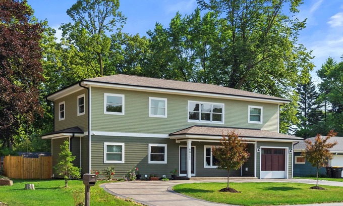Brown Deer Casa | 10 minutes to downtown! Family-sized homes with rec room and bar.