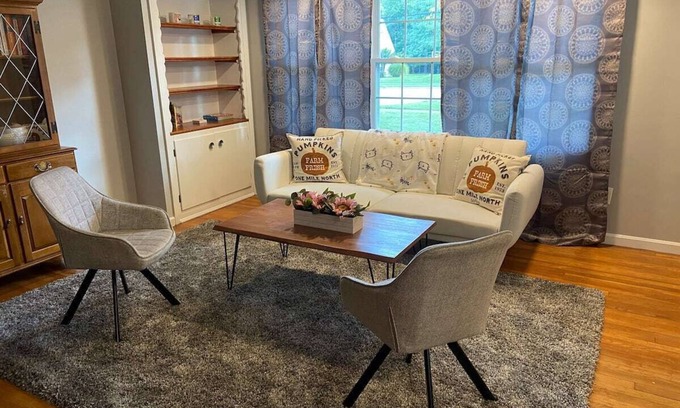 Parma Casa | 10 minutes to Downtown Cleveland - Entire 3B/1Bath Pets Allowed