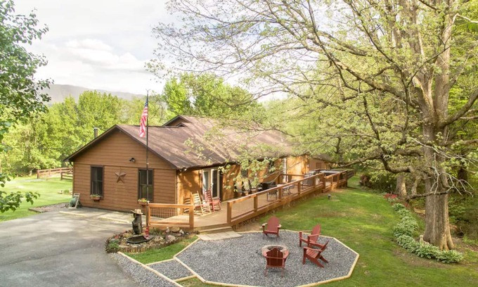 Wears Valley Casa | 10 minutes to GSMNP - Large fenced yard - Firepit -Hot tub -Swimming pool access