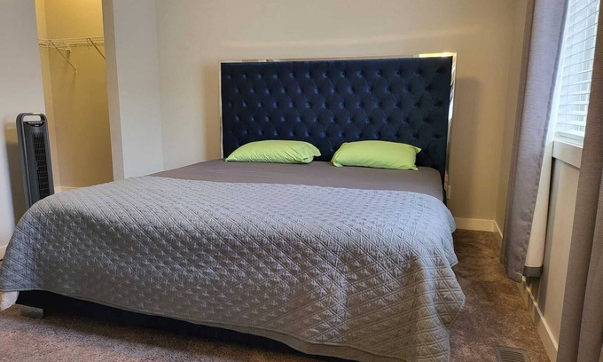 Calgary Casa | 10 minutes to the airport. family sized town house, close by convenient stores