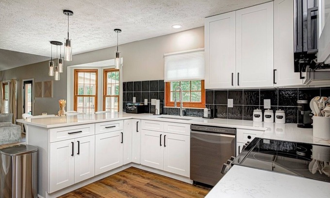Oakland Hills at Geist Casa | 10%OFF Monthly stay|Mordernhome|King-Bed|Sleeps12