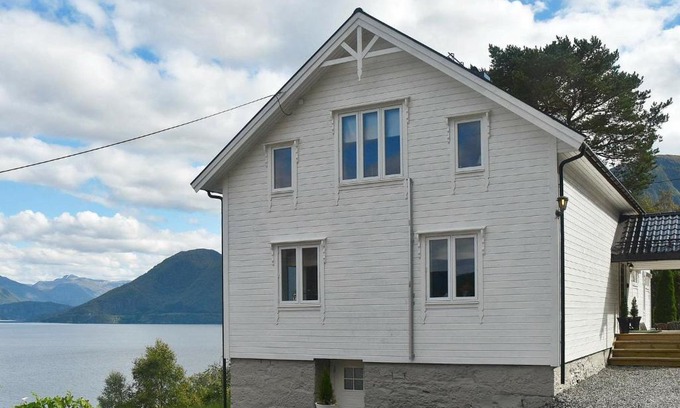 Volda Casa | 10 person holiday home in Folkestad