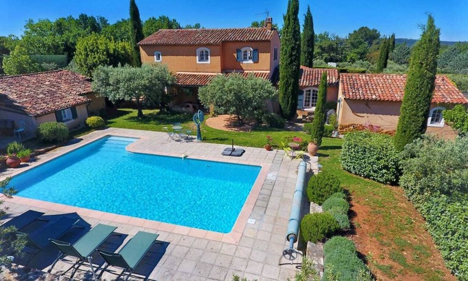 Aups Villa | 10 persons accommodation: spacious 6 pers villa + 4pers Cabanon in Aups (Provence)