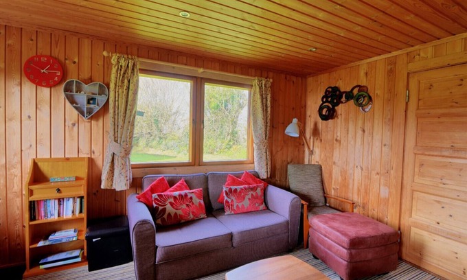 Combpyne Cabaña | 10 PINEWOOD RETREAT, family friendly, with pool in Lyme Regis