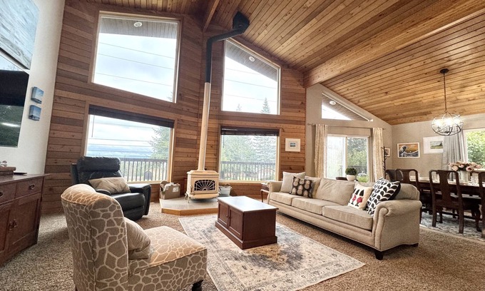 Camano Island Casa | 10 ppl/full house/relax/private yard/wifi/games/kid space/fire pit/uniq art