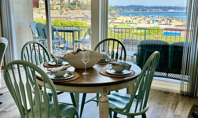 Capitola Condominio | 10 Steps to the Sand…Capitola Beach Front at the mouth of the Wharf-Pet Friendly
